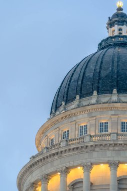 Soluk mavi gökyüzüne karşı Utah State Capital Building kubbeyakın görünümü