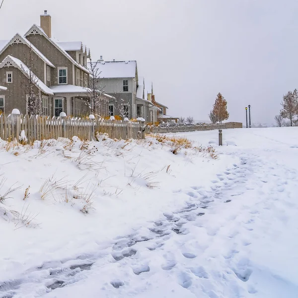 Відкритий квадратний прекрасних будинків з штахетника на зимових краєвид на світанку штату Юта — стокове фото
