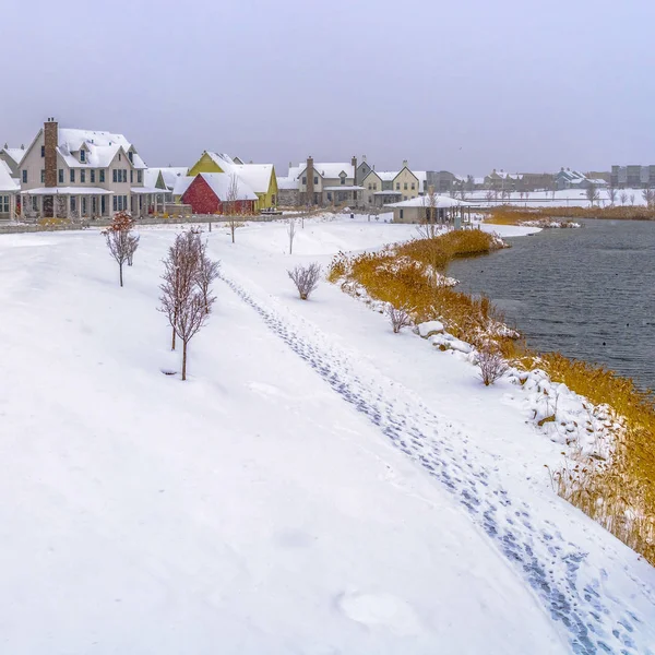 Borrar Plaza Brillante lago tranquilo en medio de un paisaje cubierto de nieve durante el invierno en el amanecer — Foto de Stock