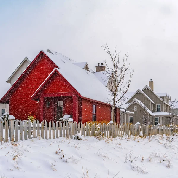 犹他州冬季时，沿着迷人的家园，在粉状雪上清除方形脚印 — 图库照片