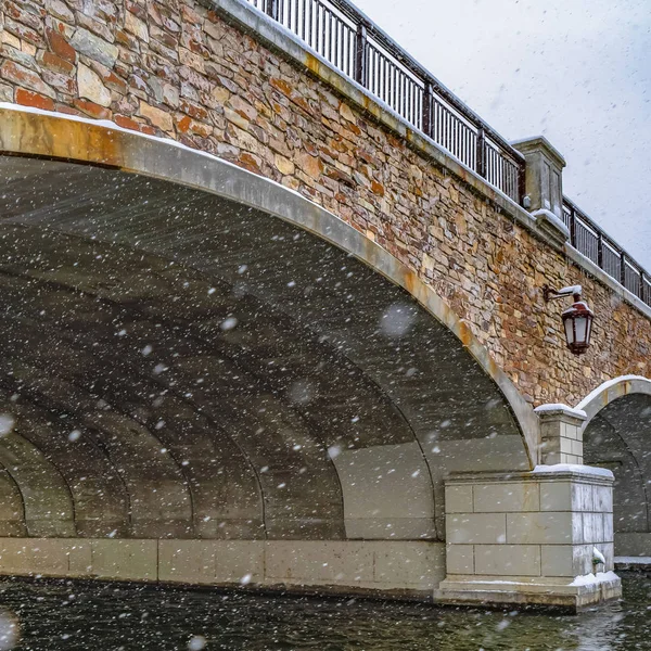 Clear Square Vista nevada bajo el puente arqueado del lago Oquirrh — Foto de Stock