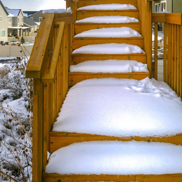 Clear Square Escalera de madera exterior de una casa cubierta de nieve durante la temporada de invierno — Foto de Stock