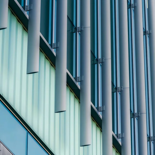 Cam pencerelerin dışında dikey güneşlikleri ile modern bir binanın Clear Square Dış — Stok fotoğraf