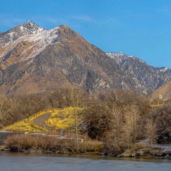 Lac Clear Square Icy et impressionnante montagne enneigée contre un ciel bleu vibrant en hiver — Photo