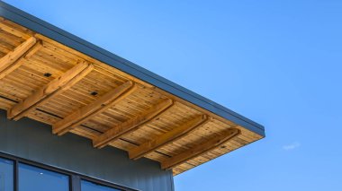 Panoramik Dış düz çatı ve büyük cam pencereler ile bir tuğla binanın