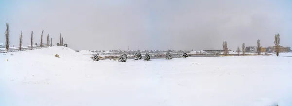 Vista panorâmica de uma paisagem gelada contra o céu sem limites no inverno — Fotografia de Stock