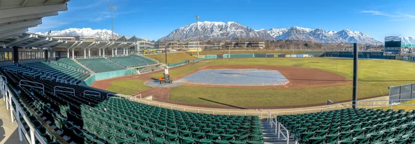 棒球场与绿色分层座位对山和充满活力的蓝天 — 图库照片