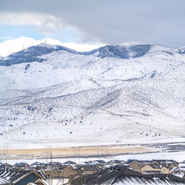 Kışın karla kaplı dağ çarpıcı bir görünümü ile evlerin Clear Square Karlı çatıları