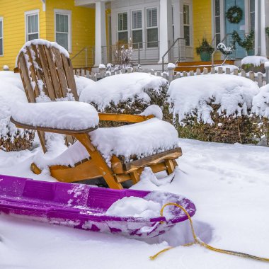 Mor kızak ve kar kaplı ahşap sandalyeler ile Square Daybreak Utah manzara