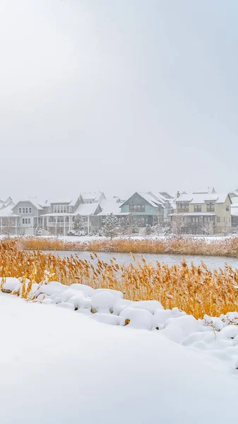 Camino vertical claro en la nieve polvorienta a lo largo del lago Oquirrh con vista a las casas y el vasto cielo — Foto de Stock