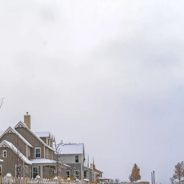 Plac Gorgeous domy z ogrodzenia pikiety na krajobraz zimowych w Daybreak Utah — Zdjęcie stockowe