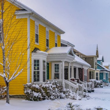 Daybreak Utah kış aylarında karla kaplı bir manzara Üzerinde Square Charming evleri