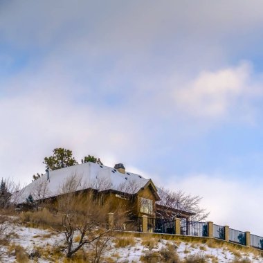Salt Lake City gökyüzüne karşı karlı tepede Square Home