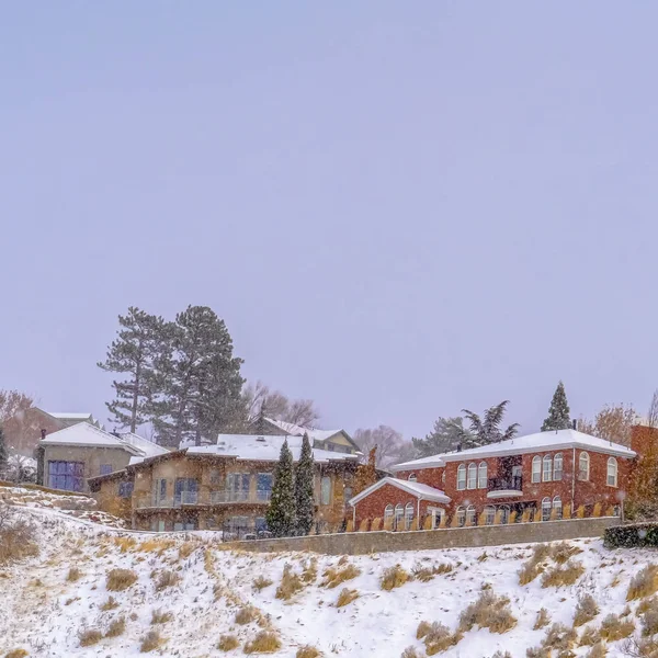 Čtvercové domy na vrcholu zasněženého kopce v Salt Lake City — Stock fotografie