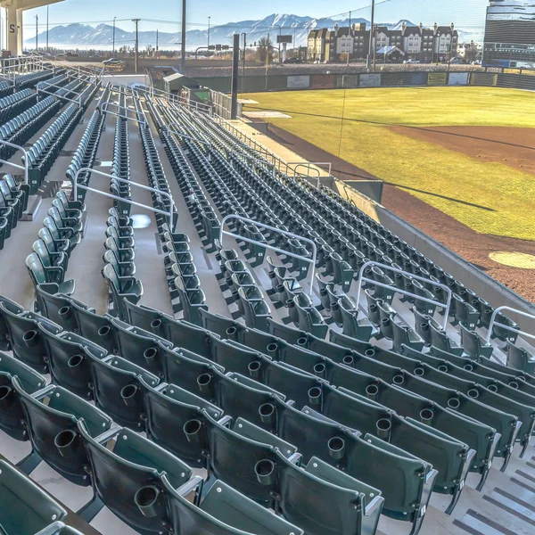 在阳光明媚的日子里，在棒球场上观看的方形分层座位和观景室 — 图库照片