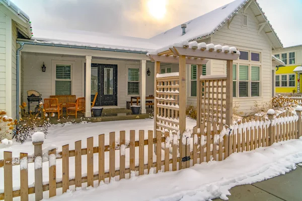 Maison d'hiver avec pergola sur la porte en bois — Photo