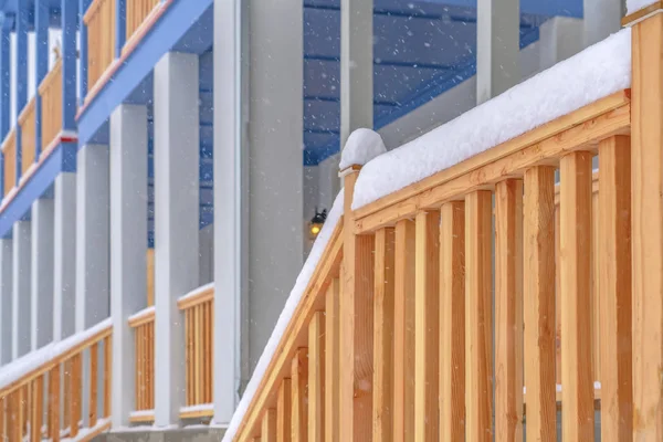 Vista de invierno de las escaleras que conducen al porche delantero de una casa con balcón — Foto de Stock