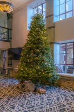 Geleneksel Noel ağacı baubles ışıkları ve hediye kutuları ile dekore