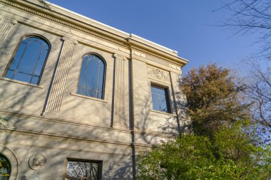 Güneşli bir günde berrak mavi gökyüzüne karşı güzel bina dış