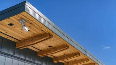 Güneşli bir günde canlı mavi gökyüzüne karşı bir binanın Clear Panorama Dış görünümü