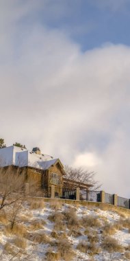 Gökyüzüne karşı Salt Lake City karlı bir tepede Dikey Ev