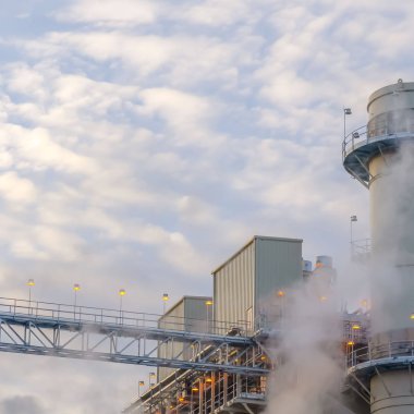 Clear Square Buhar bulutlu mavi gökyüzüne karşı Utah Vadisi'nde bir Güç Santrali yayılan