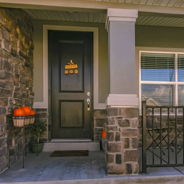 Casa cuadrada transparente con pared de ladrillo de piedra y decoración de Halloween en la entrada — Foto de Stock