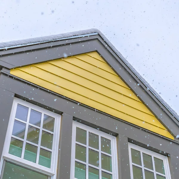 Clear Square Casa con parete gialla e finestre di vetro contro il cielo nuvoloso in Daybreak Utah — Foto Stock