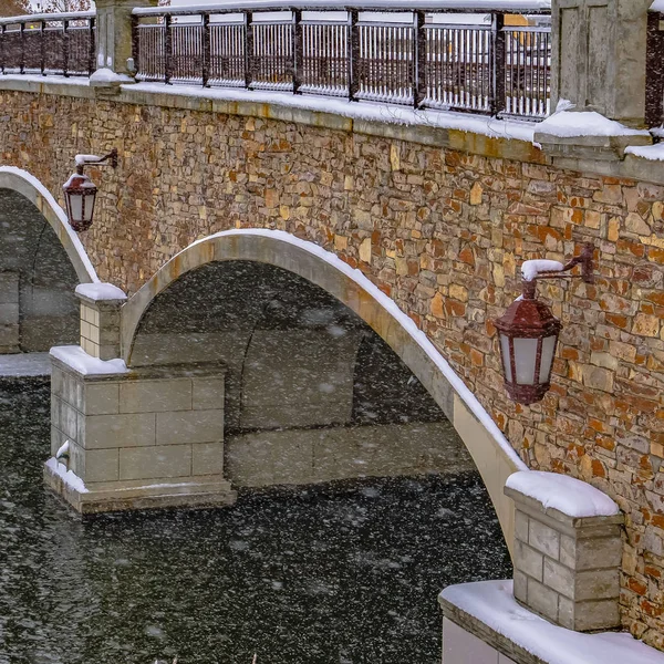 Borrar Plaza Puente arqueado de un lago al amanecer durante el invierno — Foto de Stock