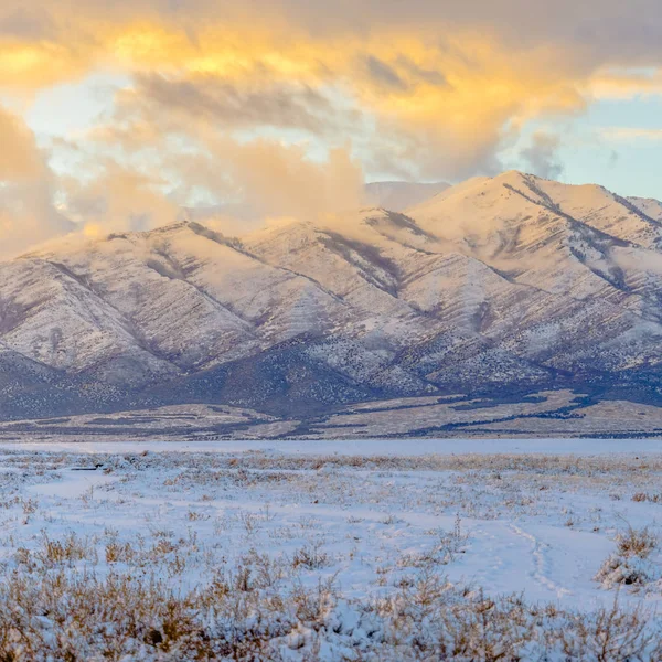 Kışın karla kaplı çimenli arazi ötesinde Clear Square Majestic dağ — Stok fotoğraf