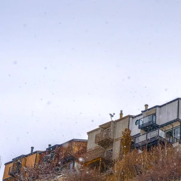 Berrak Square Homes parlak gökyüzüne karşı karlı dağda — Stok fotoğraf