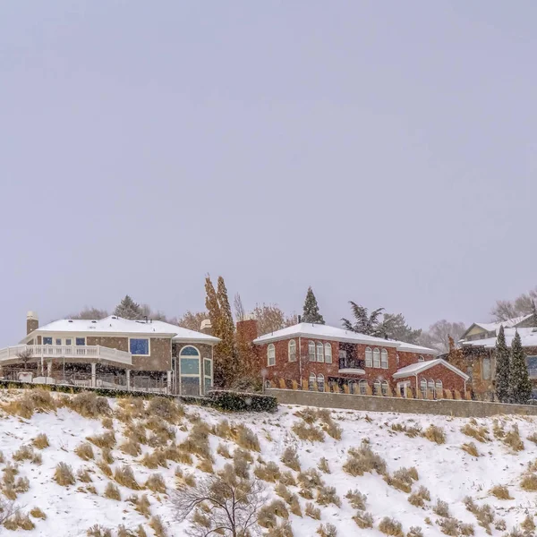 Casas Clear Square en la cima de una colina nevada en Salt Lake City — Foto de Stock