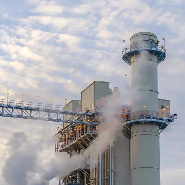Steam kibocsátott erőmű a Utah-völgyben felhős kék ég — Stock Fotó