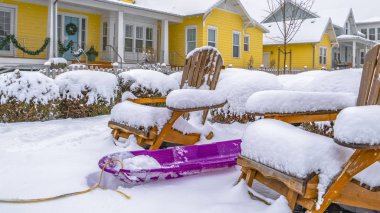 Ahşap sandalyelerin ortasında mor bir kızak manzarası ile Daybreak Panorama Kış