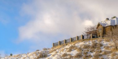 Gökyüzüne karşı Salt Lake City karlı bir tepeüzerinde Panorama Home
