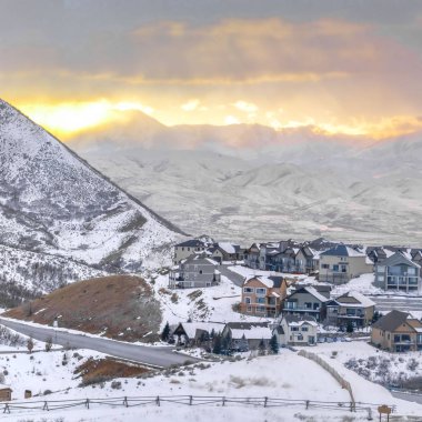 Clear Square Konut alanı kış sezonunda karla kaplı bir dağ üzerine inşa