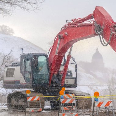Arka planda Utah State Capital Building ile bir dağ yolu üzerinde Kare Ekskavatör