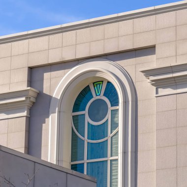 Güneşli bir günde canlı mavi gökyüzü arka plan ile Square Building dış