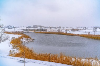 Daybreak Utah kış sezonunda Oquirrh Gölü