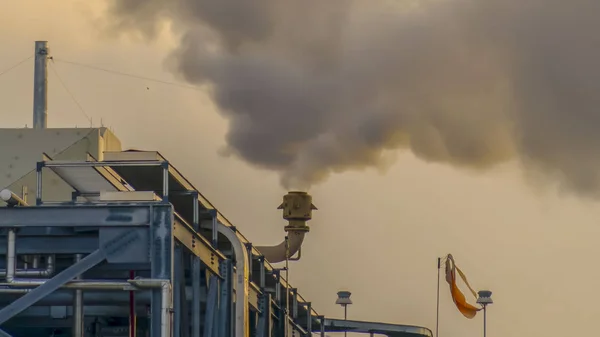 Panoráma Smokestack-ból egy erőmű-ban Utah völgy mentesít gőz levegőbe levegő — Stock Fotó