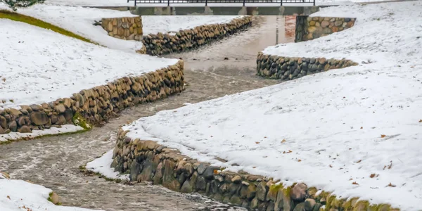 Panorama Arroyo bordeado de piedra en un parque en Salt Lake City visto en un día de invierno helado — Foto de Stock