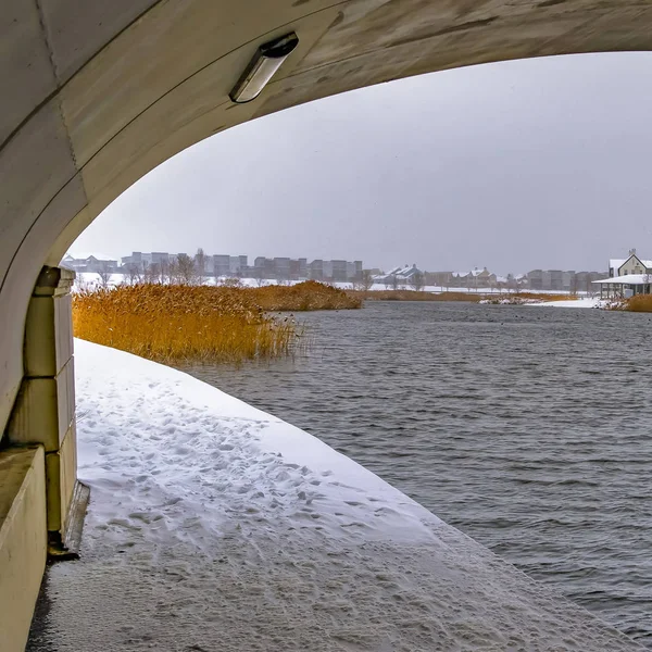 Square Trail under den välvda bron av Oquirrh Mountain Lake — Stockfoto