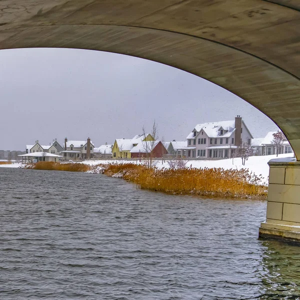 Trilha quadrada e lago sob a ponte arqueada em Daybreak — Fotografia de Stock