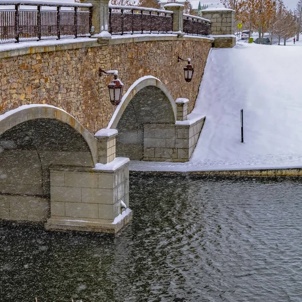Plaza Puente arqueado de un lago en el amanecer durante el invierno — Foto de Stock