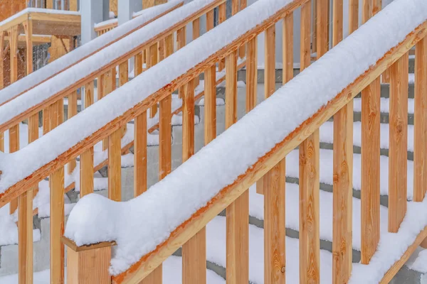 Primer plano de las escaleras al aire libre de una casa en Daybreak Utah durante el invierno — Foto de Stock