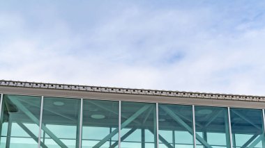 Clear Panorama Arka planda bulutlu mavi gökyüzü ile boş bir skybridge bakıyor