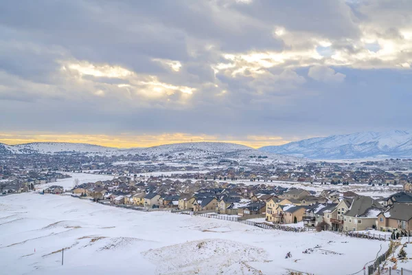 Kış sezonunda izlenen soğuk bir dağın tabanına yakın güzel evler — Stok fotoğraf