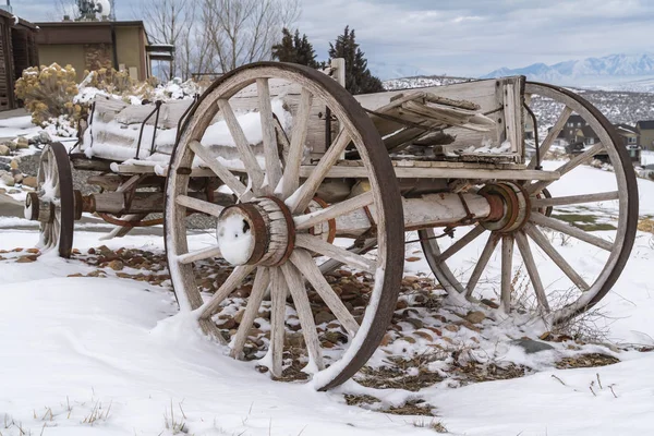 Verweerde wagon tegen een schilderachtig landschap bedekt met sneeuw in de winter — Stockfoto