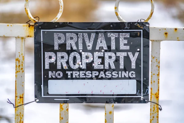 Zamknij widok wywietrzony znak, który odczytuje własność prywatna No Trespassing — Zdjęcie stockowe