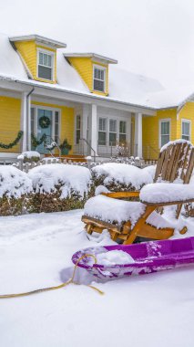 Ahşap sandalyelerin ortasında mor bir kızak görünümü ile Daybreak Açık Dikey Kış